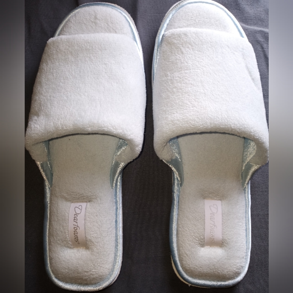 Women's Dearfoams open toed slippers